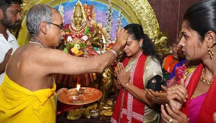 MLC Kavitha: సికింద్రాబాద్ ముత్యాలమ్మ గుడిలో ఎమ్మెల్సీ కవిత.. అమ్మవారికి ప్రత్యేక పూజలు MLC Kavitha: సికింద్రాబాద్ ముత్యాలమ్మ గుడిలో ఎమ్మెల్సీ కవిత.. అమ్మవారికి ప్రత్యేక పూజలు