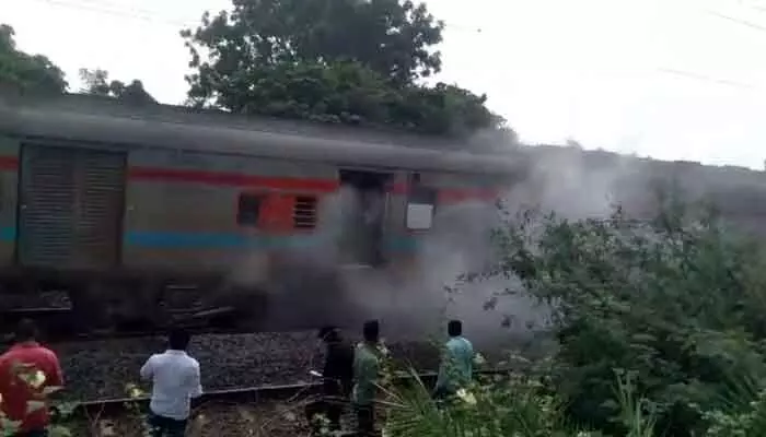 ఎగ్మోర్ ఎక్స్ప్రెస్లో పొగలు.. ప్రయాణికులను దించేసిన రైల్వే సిబ్బంది ఎగ్మోర్ ఎక్స్ప్రెస్లో పొగలు.. ప్రయాణికులను దించేసిన రైల్వే సిబ్బంది