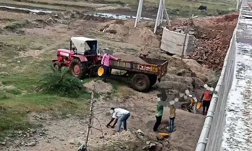 Dornakal: తవ్వుకో తరలించుకో.. జోరుగా ఇసుక తవ్వకాలు