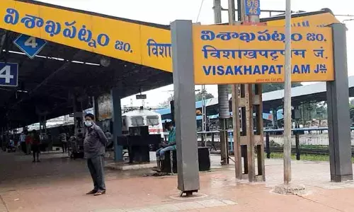 Vishakha Railway Station: విశాఖ రైల్వే స్టేషన్‌లో తప్పిన పెను ప్రమాదం.. తెగిపడిన హైటెన్షన్ వైర్లు