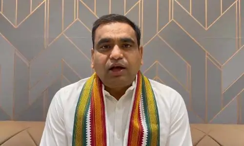 Chamala: అల్లు అర్జున్ కు కలెక్షన్ల మీదే ధ్యాస.. కాంగ్రెస్ ఎంపీ సంచలన వ్యాఖ్యలు
