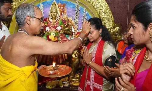 MLC Kavitha: సికింద్రాబాద్‌ ముత్యాలమ్మ గుడిలో ఎమ్మెల్సీ కవిత.. అమ్మవారికి ప్రత్యేక పూజలు