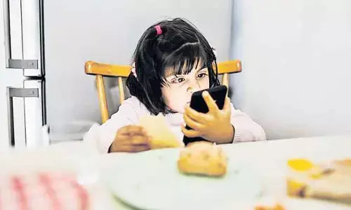 Phone addiction: పిల్లలు ఫోన్ చూస్తూ తింటే ఎదుర్కొనే సమస్యలు