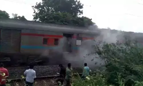 ఎగ్మోర్ ఎక్స్‌ప్రెస్‌లో పొగలు.. ప్రయాణికులను దించేసిన రైల్వే సిబ్బంది
