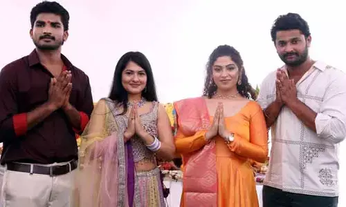 మర్రిచెట్టు కింద మనోళ్ళు.. వైరల్ అవుతున్న ఫొటోలు
