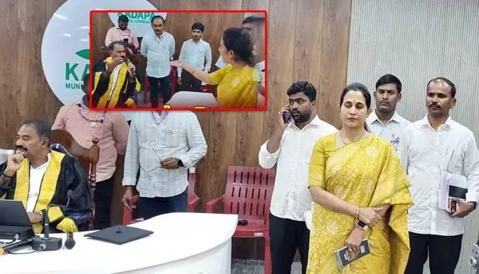 కడప సర్వసభ్య సమావేశంలో ఉద్రిక్తత.. మేయర్ వర్సెస్ ఎమ్మెల్యే కడప సర్వసభ్య సమావేశంలో ఉద్రిక్తత.. మేయర్ వర్సెస్ ఎమ్మెల్యే