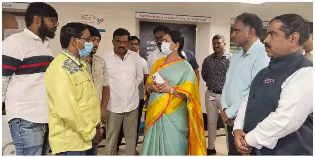 DK Aruna : శ్రీతేజను పరామర్శించిన డీకే అరుణ కీలక వ్యాఖ్యలు DK Aruna : శ్రీతేజను పరామర్శించిన డీకే అరుణ కీలక వ్యాఖ్యలు