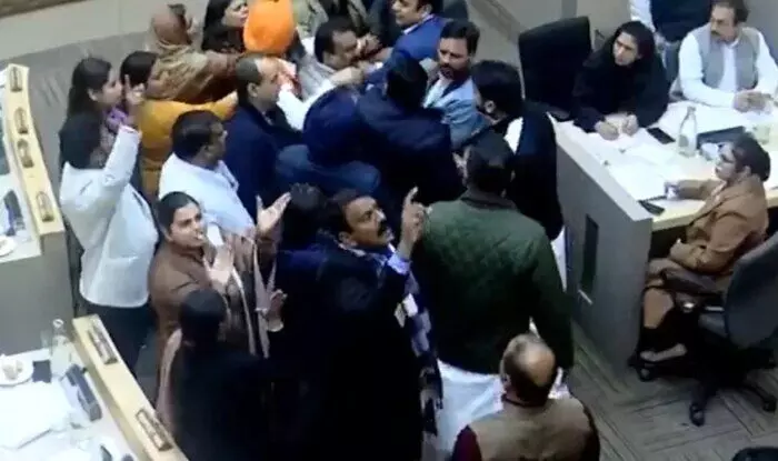 BJP vs Congress: రసాభాసగా చండీగఢ్ మున్సిపల్ కార్పొరేషన్ మీటింగ్ BJP vs Congress: రసాభాసగా చండీగఢ్ మున్సిపల్ కార్పొరేషన్ మీటింగ్
