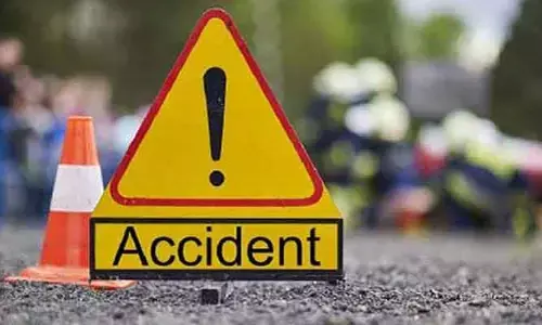 Three killed : విద్యుత్‌ స్తంభాన్ని ఢీకొన్న కారు.. ముగ్గురు మృతి