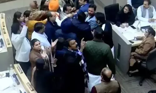 BJP vs Congress: రసాభాసగా చండీగఢ్ మున్సిపల్ కార్పొరేషన్ మీటింగ్