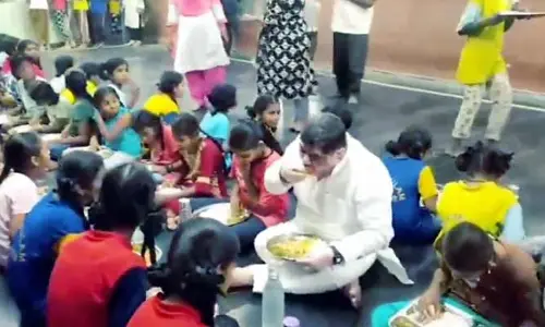 Husnabad: గురుకుల పాఠశాల విద్యార్థులతో మంత్రి పొన్నం రాత్రి బోజనం