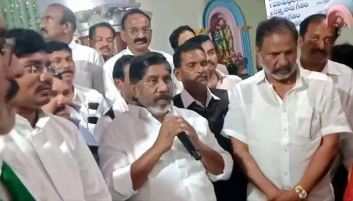 Madhira: అన్ని మతాల సారాంశం మానవత్వమే.. క్రిస్మస్ వేడుకల్లో డిప్యూటీ సీఎం భట్టి Madhira: అన్ని మతాల సారాంశం మానవత్వమే.. క్రిస్మస్ వేడుకల్లో డిప్యూటీ సీఎం భట్టి
