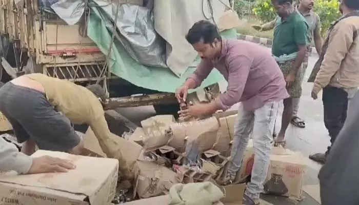 Srikakulam: రోడ్డుపై పడిన మద్యం బాటిళ్లు.. ఎగబడిన స్థానికులు Srikakulam: రోడ్డుపై పడిన మద్యం బాటిళ్లు.. ఎగబడిన స్థానికులు