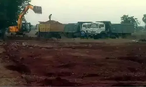Madugulapalli: అడ్డూ అదుపేదీ..? మండలంలో జోరుగా ఎర్రమట్టి దందా