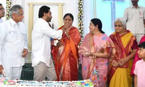 YS Jagan:తల్లితో కలిసి క్రిస్మస్ వేడుకల్లో పాల్గొన్న మాజీ సీఎం