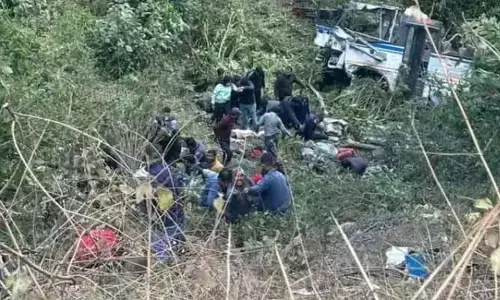 Bus Accident : లోయలో పడిన బస్సు.. ముగ్గురు ప్రయాణికులు మృతి.. 24 మందికి గాయాలు