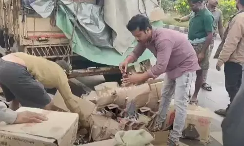 Srikakulam: రోడ్డుపై పడిన మద్యం బాటిళ్లు.. ఎగబడిన స్థానికులు