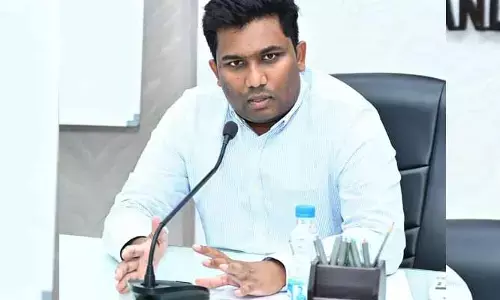 District Collector:సముద్రంలో చిక్కుకున్న నలుగురు మత్స్యకారులు సేఫ్!