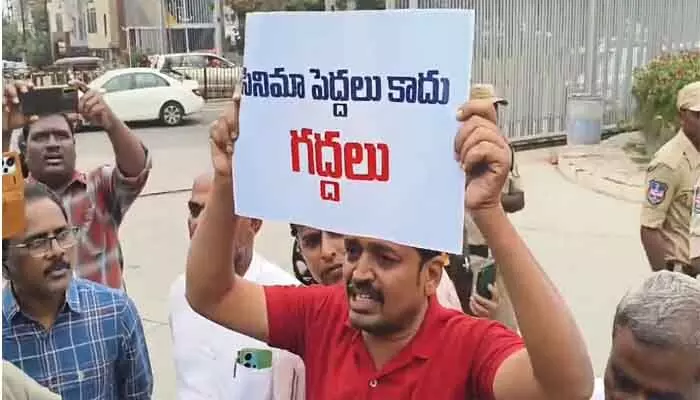 Film Industry : సినిమా పెద్దలు కాదు గద్దలు : కామన్ మ్యాన్ ఫైర్ ! Film Industry : సినిమా పెద్దలు కాదు గద్దలు : కామన్ మ్యాన్ ఫైర్ !