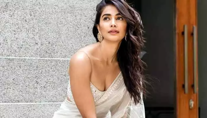 Pooja Hegde: ఇలా అయిపోయావు ఏంటీ బ్యూటీ.. స్టార్ హీరోయిన్ లుక్పై ట్రోల్స్ Pooja Hegde: ఇలా అయిపోయావు ఏంటీ బ్యూటీ.. స్టార్ హీరోయిన్ లుక్పై ట్రోల్స్