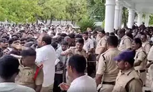 YS Jagan:మాజీ సీఎం పర్యటనలో ఉద్రిక్తత.. పార్టీ కార్యాలయం కిటికీ అద్దాలు ధ్వంసం
