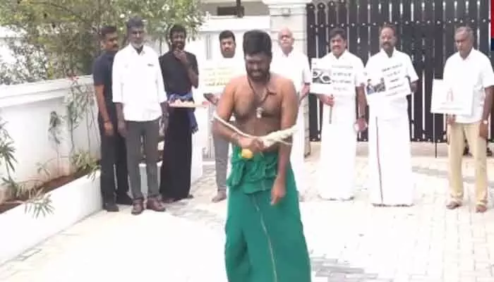 Annamalai : కొరడాతో కొట్టుకున్న తమిళనాడు బీజేపీ అధ్యక్షుడు అన్నామలై! Annamalai : కొరడాతో కొట్టుకున్న తమిళనాడు బీజేపీ అధ్యక్షుడు అన్నామలై!