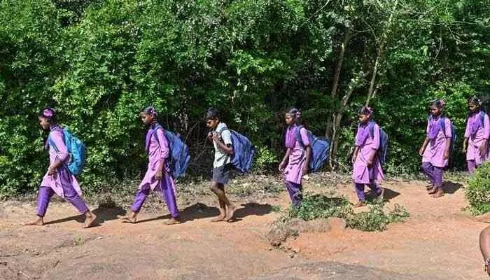 రోడ్లు లేక.. విద్యార్థులకు తప్పని తిప్పలు రోడ్లు లేక.. విద్యార్థులకు తప్పని తిప్పలు
