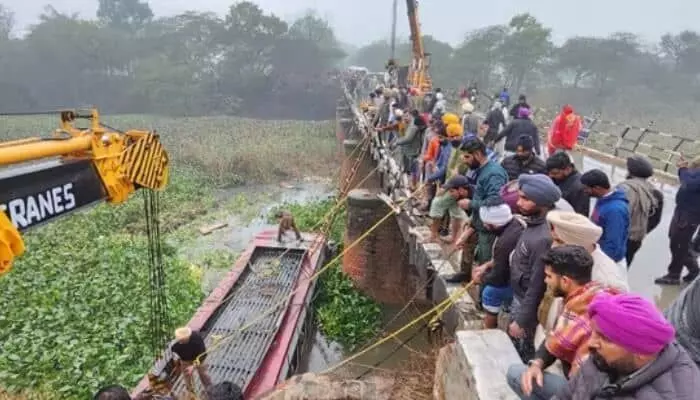 Bus Accident : కాల్వలోకి దూసుకెళ్లిన బస్సు.. 8 మంది మృతి.. 18 మందికి గాయాలు Bus Accident : కాల్వలోకి దూసుకెళ్లిన బస్సు.. 8 మంది మృతి.. 18 మందికి గాయాలు