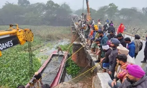 Bus Accident : కాల్వలోకి దూసుకెళ్లిన బస్సు.. 8 మంది మృతి.. 18 మందికి గాయాలు