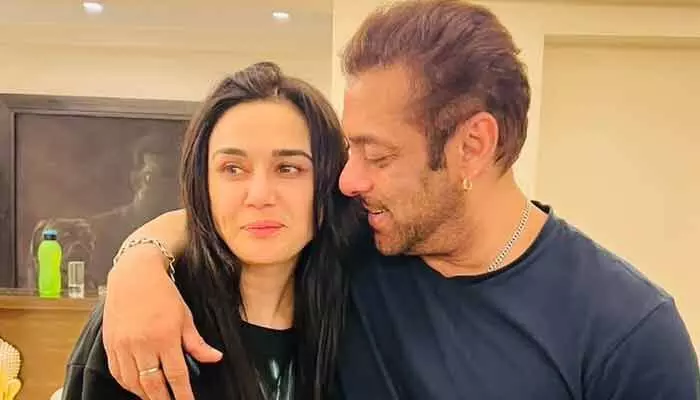 Preity Zinta: సల్మాన్తో డేటింగ్.. నిన్ను ఎంతగానో ప్రేమిస్తున్నా అంటూ క్లారిటీ ఇస్తూ ప్రీతి జింటా ట్వీట్! Preity Zinta: సల్మాన్తో డేటింగ్.. నిన్ను ఎంతగానో ప్రేమిస్తున్నా అంటూ క్లారిటీ ఇస్తూ ప్రీతి జింటా ట్వీట్!
