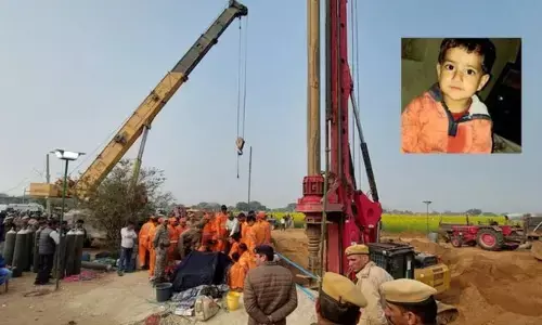 Borewell: ఆరురోజులుగా బోరుబావిలోనే చిన్నారి.. విలపిస్తున్న బాలిక తల్లి