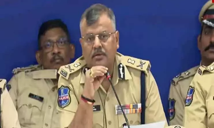 Telangana DGP : పోలీసుల ఆత్మహత్యలపై డీజీపీ జితేందర్ కీలక వ్యాఖ్యలు Telangana DGP : పోలీసుల ఆత్మహత్యలపై డీజీపీ జితేందర్ కీలక వ్యాఖ్యలు
