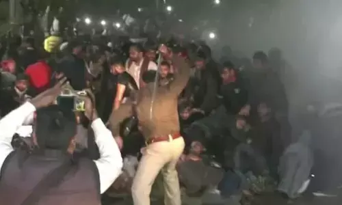 Bihar:  పాట్నాలో విద్యార్థులపై లాఠీఛార్జ్, వాటర్ క్యానన్‌ల ప్రయోగం