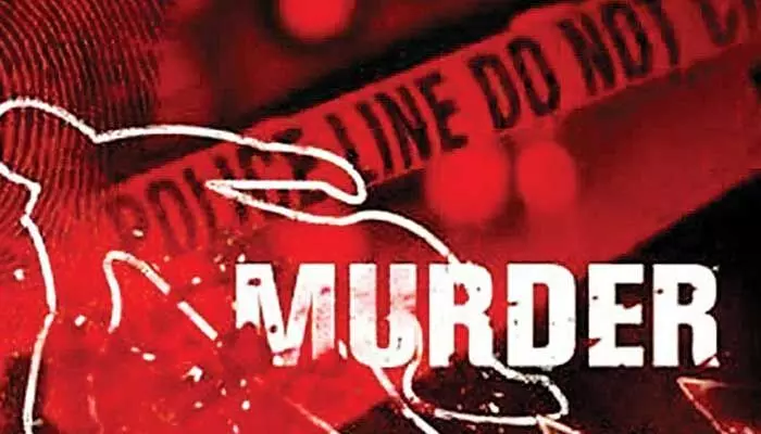 Murder : ప్రైవేట్ వీడియోలతో గర్ల్ ఫ్రెండ్కి బెదిరింపులు.. స్నేహితుడిని కడతేర్చిన మైనర్ Murder : ప్రైవేట్ వీడియోలతో గర్ల్ ఫ్రెండ్కి బెదిరింపులు.. స్నేహితుడిని కడతేర్చిన మైనర్