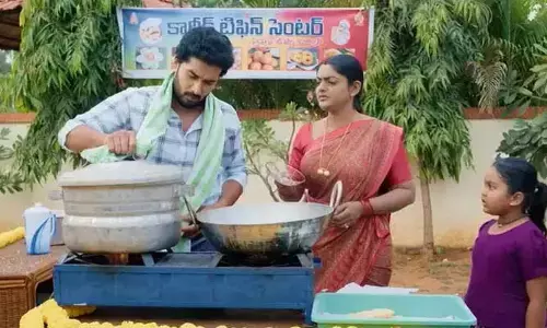 Karthika Deepam : దీప కోసం టిఫిన్ షాప్ కి వెళ్ళిన కార్తీక్ బాబు