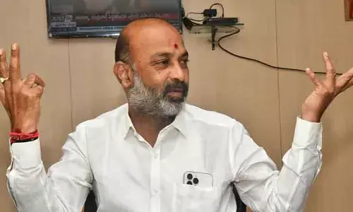 చీకటి ఒప్పందం.. మజ్లిస్‌ను గెలిపించేందుకు పోటీకి కాంగ్రెస్, బీఆర్ఎస్ దూరం: బండి సంజయ్