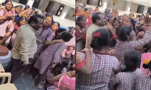 SSA: ఉపాధ్యాయుల నిరవధిక సమ్మె.. ఎంఈవోను చుట్టుముట్టిన విద్యార్థులు