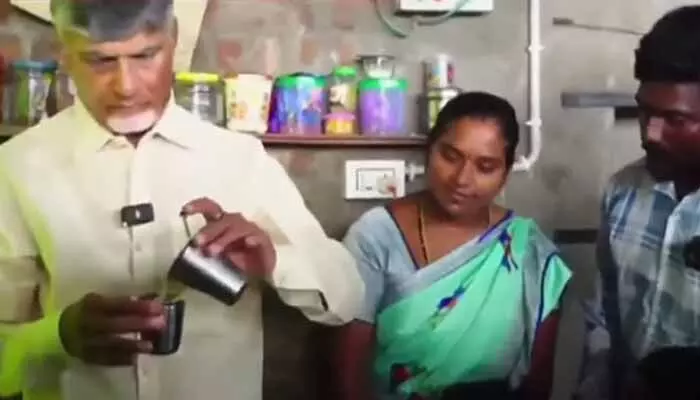 CM Chandrababu: వారెవ్వా చంద్రబాబు సింప్లిసిటీ.. స్వయంగా టీ పెట్టిన సీఎం CM Chandrababu: వారెవ్వా చంద్రబాబు సింప్లిసిటీ.. స్వయంగా టీ పెట్టిన సీఎం