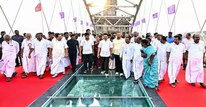 Glass Bridge: దేశంలోనే తొలి గాజు వంతెన.. ఎక్కడంటే? Glass Bridge: దేశంలోనే తొలి గాజు వంతెన.. ఎక్కడంటే?