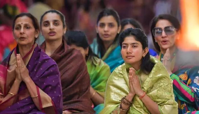 పుట్టపర్తి సాయిబాబా సన్నిధిలో హీరోయిన్ సాయి పల్లవి పుట్టపర్తి సాయిబాబా సన్నిధిలో హీరోయిన్ సాయి పల్లవి