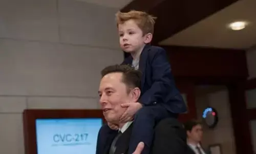 Elon Musk: పేరు మార్చుకున్న కేకియస్ మాక్సిమస్