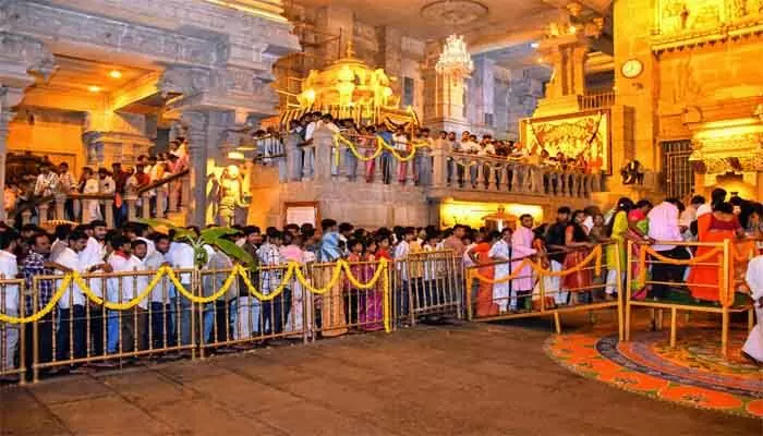 Yadagirigutta : యాదగిరిగుట్టలో కొత్త సంవత్సరం రద్దీ Yadagirigutta : యాదగిరిగుట్టలో కొత్త సంవత్సరం రద్దీ