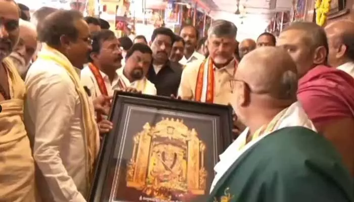 CM Chandrababu: దుర్గమ్మ సన్నిధిలో సీఎం చంద్రబాబు.. CM Chandrababu: దుర్గమ్మ సన్నిధిలో సీఎం చంద్రబాబు..