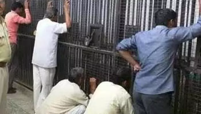 Prison Manual: జైలులో కుల వివక్ష సమస్య పరిష్కరించాలి.. రాష్ట్రాలకు కేంద్రం ఆదేశాలు Prison Manual: జైలులో కుల వివక్ష సమస్య పరిష్కరించాలి.. రాష్ట్రాలకు కేంద్రం ఆదేశాలు