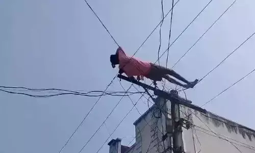 viral: ఇదేం పిచ్చిరా నాయన.. మద్యం మత్తులో  కరెంట్ స్తంభం వైర్లపై నిద్ర
