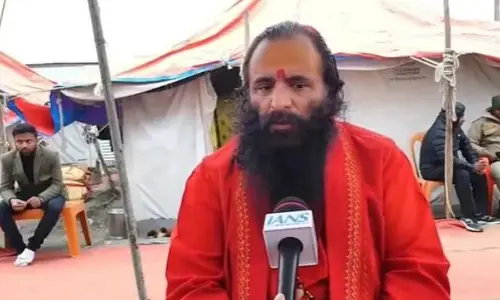 Mahakumbh : హిందూయేతరుల షాప్స్‌కు అనుమతులిస్తే.. వాటిపై ఉమ్ముతారు : మహంత్ రవీంద్ర పురి