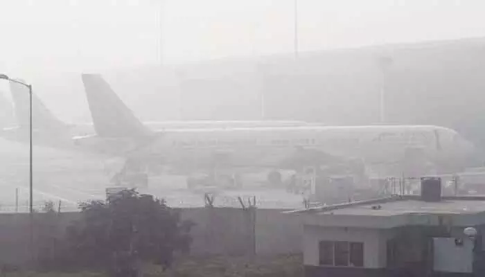 Flights Delay: పొగమంచు ఎఫెక్ట్.. విమానాల రాకపోకల్లో తీవ్ర అంతరాయం Flights Delay: పొగమంచు ఎఫెక్ట్.. విమానాల రాకపోకల్లో తీవ్ర అంతరాయం
