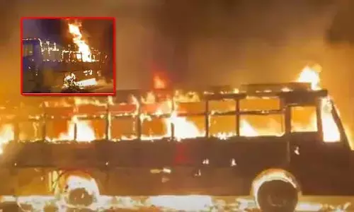 Fire Accident:  జేసీ దివాకర్ రెడ్డికి చెందిన 2 బస్సులు దగ్ధం