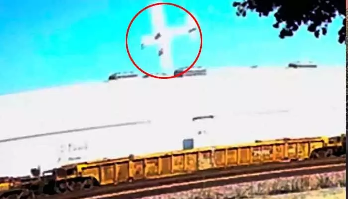Flight Crash: సౌత్ కాలిఫోర్నియాలో కుప్పకూలిన విమానం.. ఇద్దరు మృతి, 18 మందికి గాయాలు Flight Crash: సౌత్ కాలిఫోర్నియాలో కుప్పకూలిన విమానం.. ఇద్దరు మృతి, 18 మందికి గాయాలు