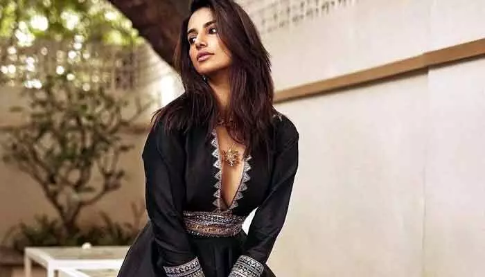 Meenakshi Chaudhary: సిద్ధంగా ఉండండి.. ఇన్స్టాగ్రామ్ లైవ్లోకి రాబోతున్న హీరోయిన్ (పోస్ట్) Meenakshi Chaudhary: సిద్ధంగా ఉండండి.. ఇన్స్టాగ్రామ్ లైవ్లోకి రాబోతున్న హీరోయిన్ (పోస్ట్)